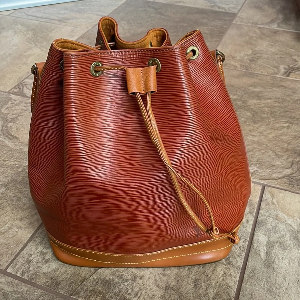 + Louis Vuitton + Epi Noe 2 Bucket Bag - Picture 3 of 15